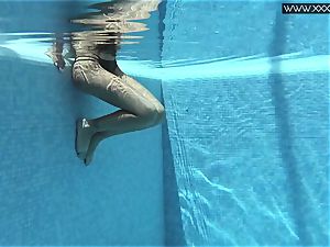 Tiffany Tatum takes off bare underwater